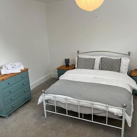 2 Bedroom Cottage In Old Town Swindon Bagian luar foto