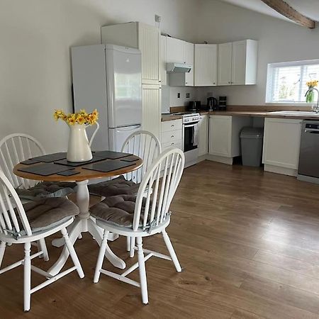 2 Bedroom Cottage In Old Town Swindon Bagian luar foto