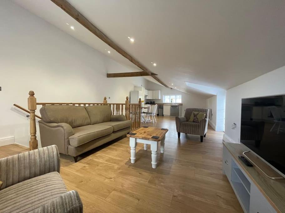 2 Bedroom Cottage In Old Town Swindon Bagian luar foto