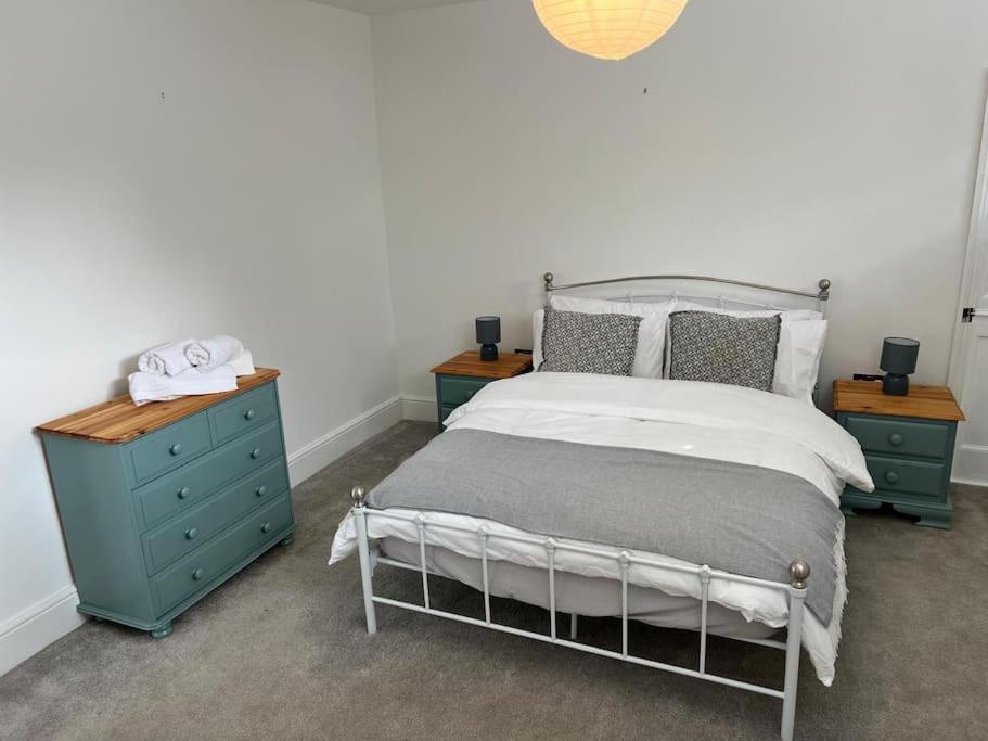2 Bedroom Cottage In Old Town Swindon Bagian luar foto