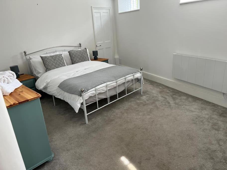 2 Bedroom Cottage In Old Town Swindon Bagian luar foto