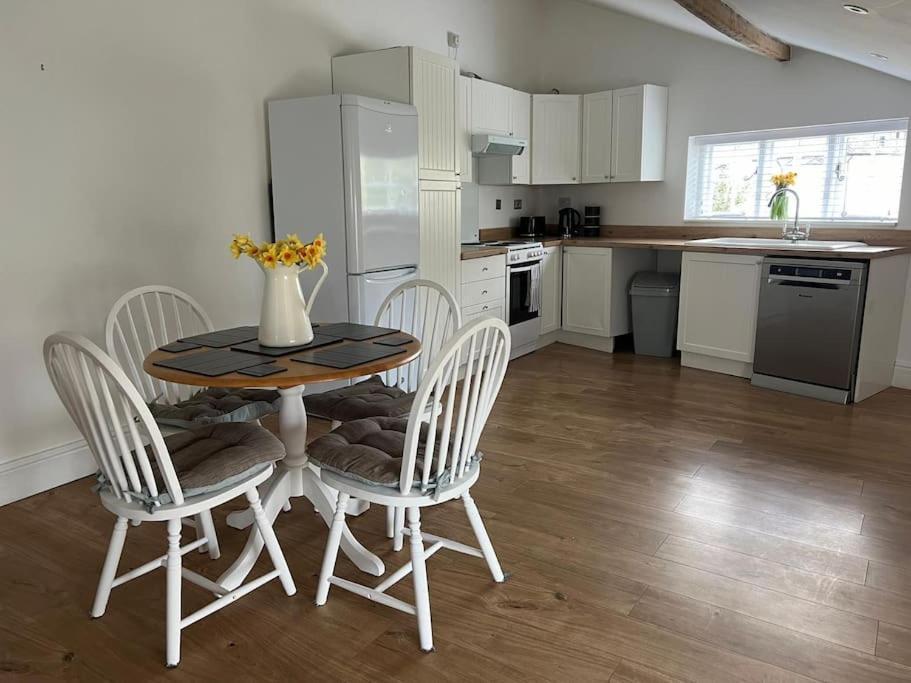 2 Bedroom Cottage In Old Town Swindon Bagian luar foto