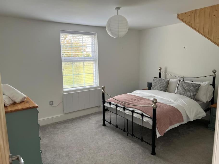 2 Bedroom Cottage In Old Town Swindon Bagian luar foto