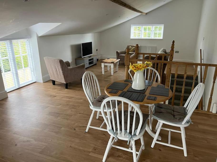 2 Bedroom Cottage In Old Town Swindon Bagian luar foto