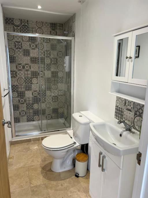 2 Bedroom Cottage In Old Town Swindon Bagian luar foto