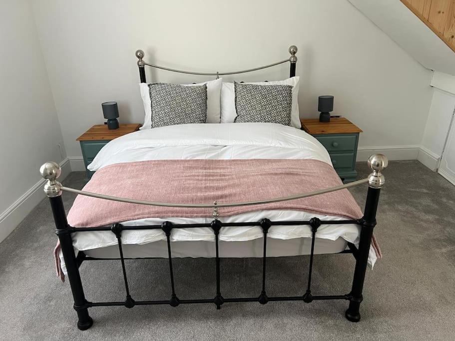 2 Bedroom Cottage In Old Town Swindon Bagian luar foto